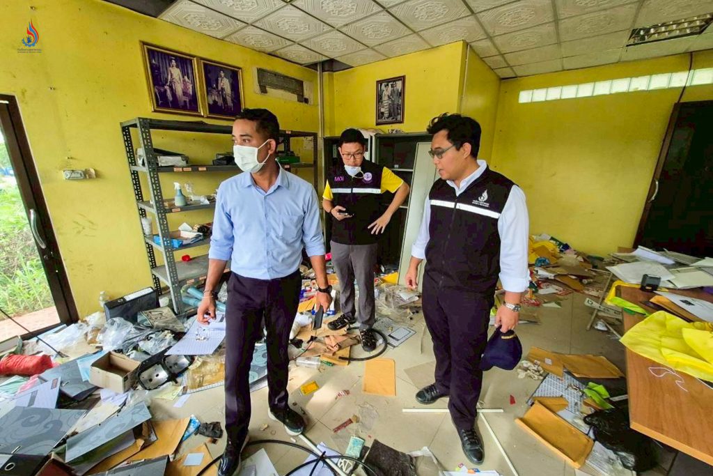 ห้องภายในอาคารชั่งน้ำหนัก (ติดกับอาคารสำนักงาน) ซึ่งเคยตรวจพบว่าล็อกปิดตายไม่สามารถเปิดได้ตั้งแต่เดือนมิถุนายน 2568 กลับถูกเปิดประตูจากด้านหลัง และหน้าต่างบานเลื่อนด้านหน้าเปิดออกทิ้งไว้ โดยไม่มีร่องรอยการงัดประตูหรือหน้าต่าง