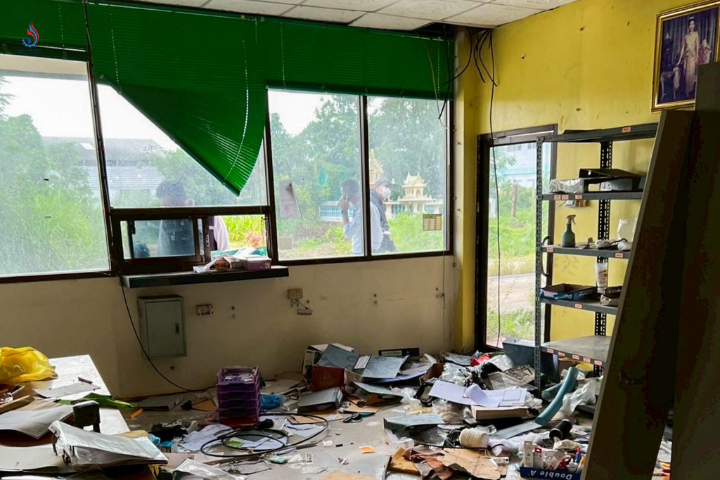 สภาพภายในถูกรื้อค้นสิ่งของกระจัดกระจายทั่วบริเวณห้อง และมีเอกสารบางส่วนหายไป