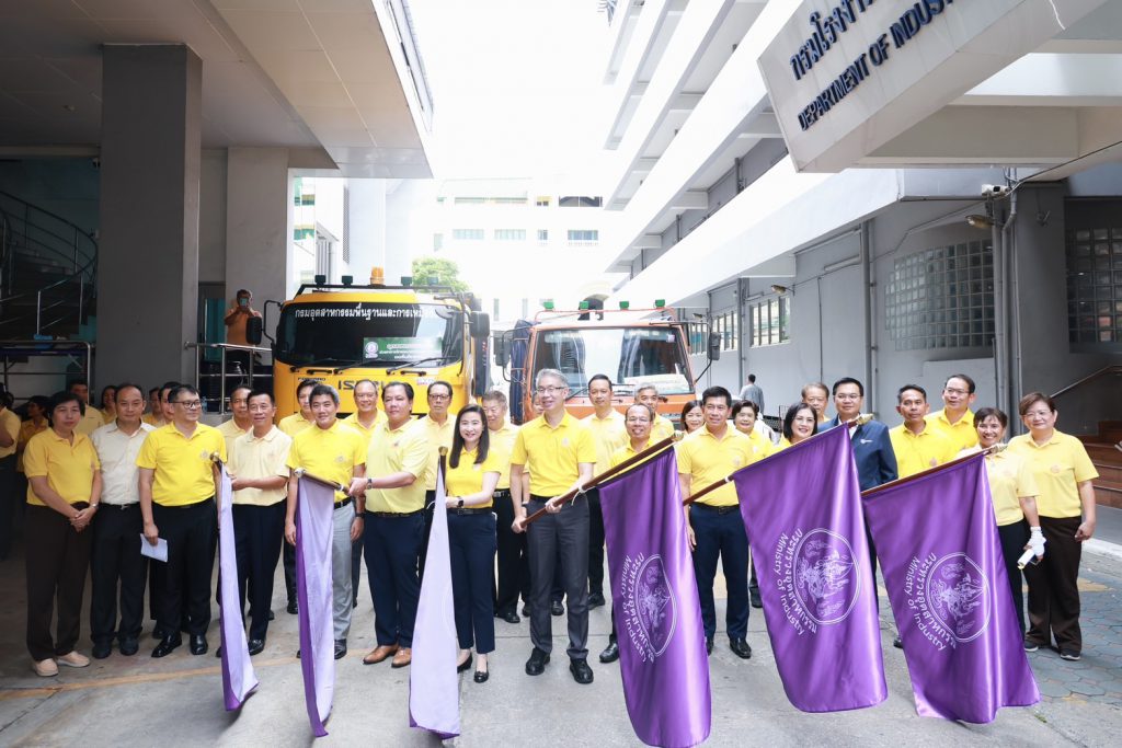 ปลัดกระทรวงอุตสาหกรรมนำทีมปล่อยขบวนรถบรรทุกถุงยังชีพ 1,700 ชุด และสิ่งของจำเป็นเต็มคันรถบรรทุก จำนวน 2 คัน