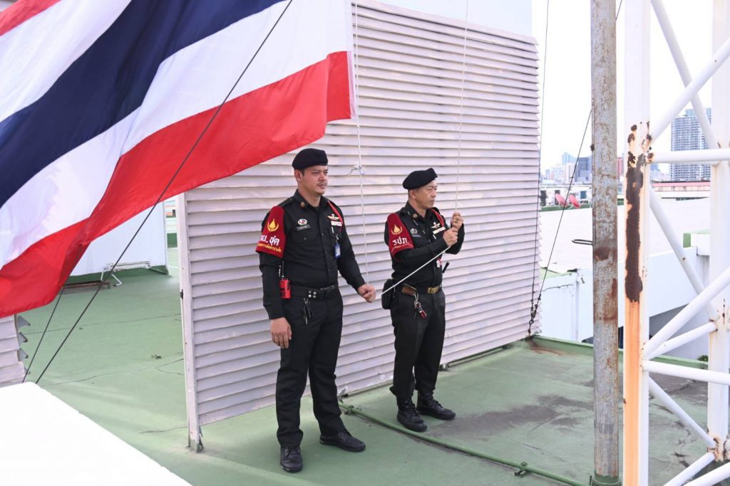 กระทรวงอุตสาหกรรม ประดับธงชาติ ร้องเพลงชาติ และเคารพธงชาติ เพื่อร่วมแสดงความจงรักภักดี ความสามัคคีเป็นอันหนึ่งอันเดียวกัน 