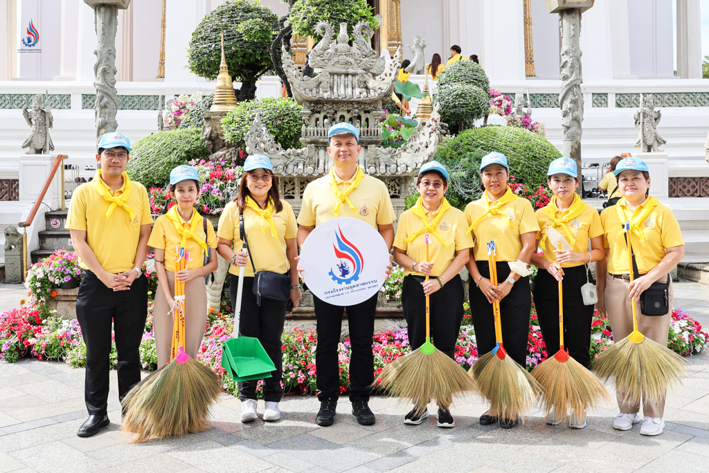 นายธีรทัศน์ อิศรางกูร ณ อยุธยา รองอธิบดีกรมโรงงานอุตสาหกรรม นำคณะเจ้าหน้าที่กรมโรงงานอุตสาหกรรม ร่วมกิจกรรมจิตอาสาเพื่อเฉลิมพระเกียรติพระบาทสมเด็จพระปรเมนทรมหาอานันทมหิดล พระอัฐมรามาธิบดินทร (รัชกาลที่ 8) เนื่องในโอกาสวันพระบรมราชสมภพครบ 100 ปี 20 กันยายน 2568