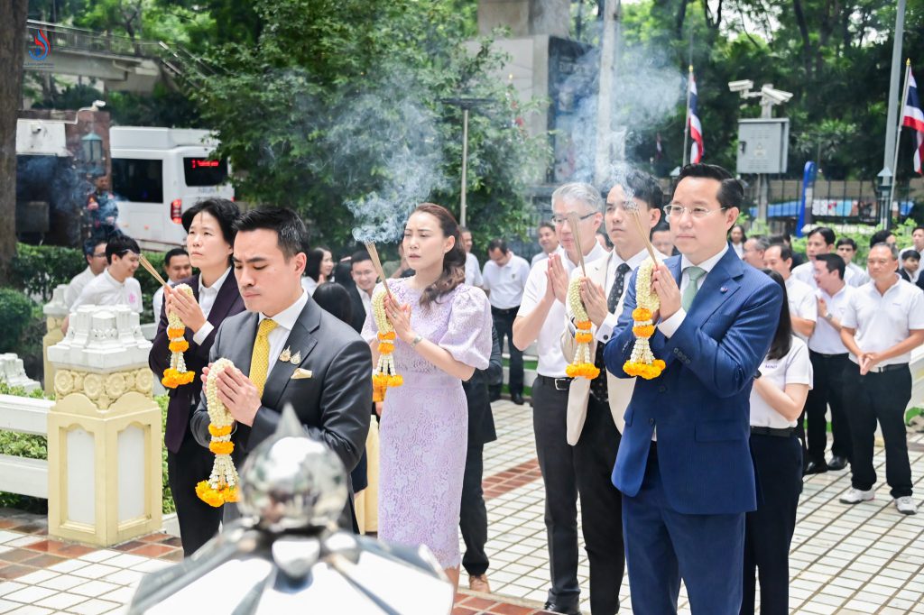 รัฐมนตรีว่าการกระทรวงอุตสาหกรรม พร้อมด้วย คณะผู้บริหารทีมการเมือง อำลาตำแหน่งและสักการะสิ่งศักดิ์สิทธิ์ประจำกระทรวงอุตสาหกรรม