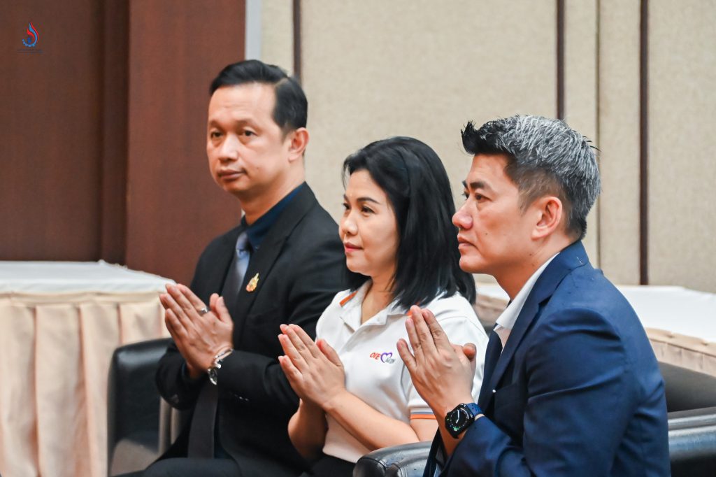 (ซ้าย-ขวา) นายธีรทัศน์ อิศรางกูร ณ อยุธยา รองอธิบดีกรมโรงงานอุตสาหกรรม, นางสาวณิรดา วิสุทธิชาติธาดา รองผู้อำนวยการสำนักงานเศรษฐกิจอุตสาหกรรม และนายภาสกร ชัยรัตน์ ผู้อำนวยการสำนักงานเศรษฐกิจอุตสาหกรรม 