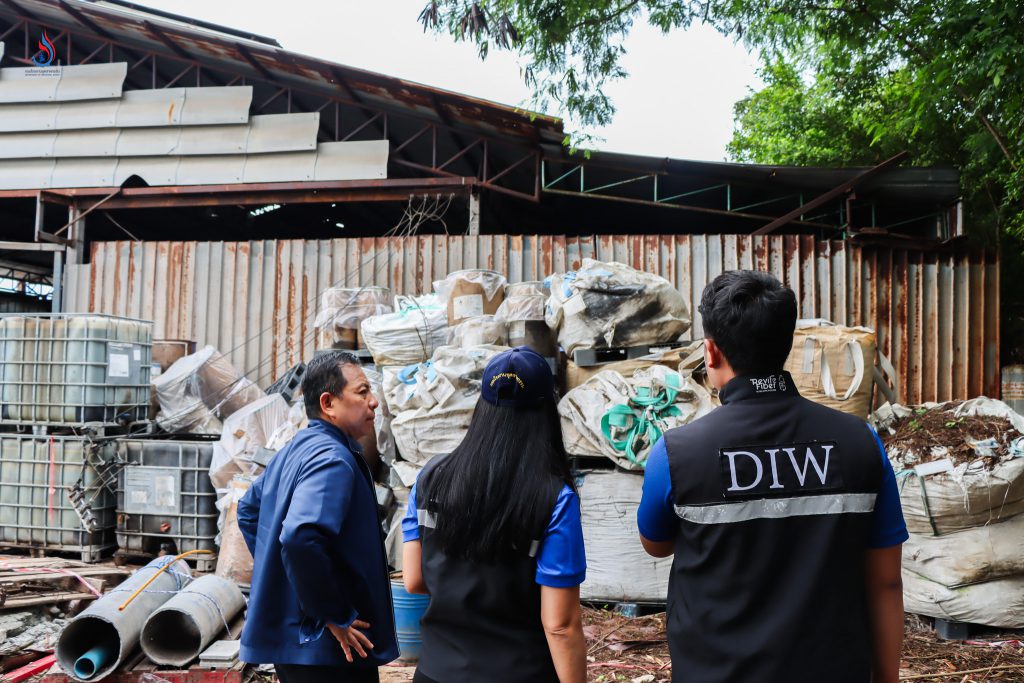 เจ้าหน้าที่ได้สำรวจพื้นที่จัดเก็บของเสียอันตรายภายในโรงงาน บริษัท วิน โพรเสส จำกัด ทั้ง 2 แห่งในจังหวัดระยอง 