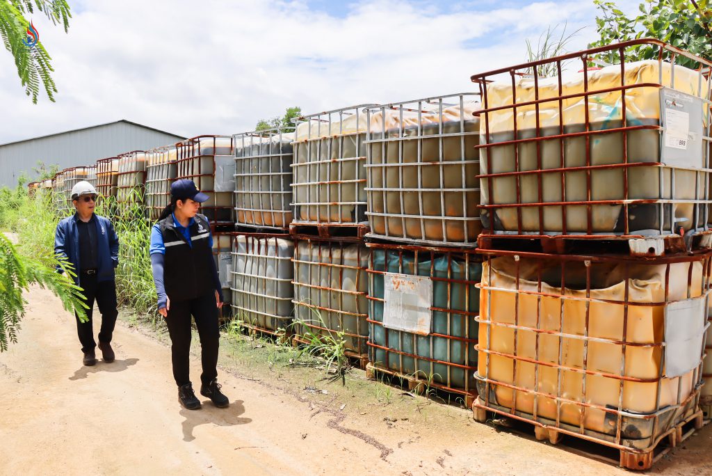 นางสาวนวพร สงวนหมู่ ผู้อำนวยการกองบริหารจัดการกากอุตสาหกรรม และนายเอกบุตร อุตมพงศ์ นักวิทยาศาสตร์เชี่ยวชาญ กองส่งเสริมเทคโนโลยีความปลอดภัยโรงงาน