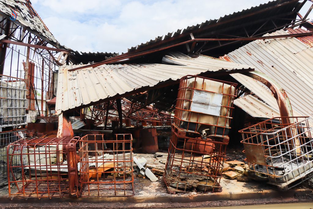 ลงพื้นที่ตรวจสอบความเสียหายของโครงสร้างอาคารโกดังที่ถูกเพลิงไหม้ เมื่อปี 2567 ภายในโรงงานของ บริษัท วิน โพรเสส จำกัด ตำบลบางบุตร อำเภอบ้านค่าย จังหวัดระยอง