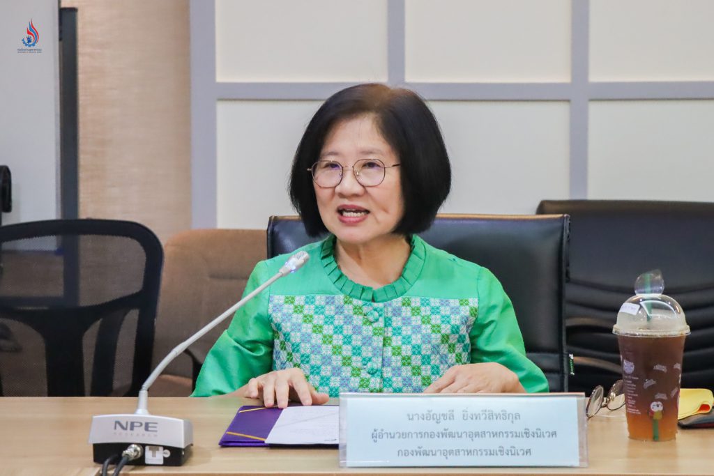 นางอัญชลี ยิ่งทวีสิทธิกุล ผู้อำนวยการกองพัฒนาอุตสาหกรรมเชิงนิเวศ กล่าวรายงานวัตถุประสงค์