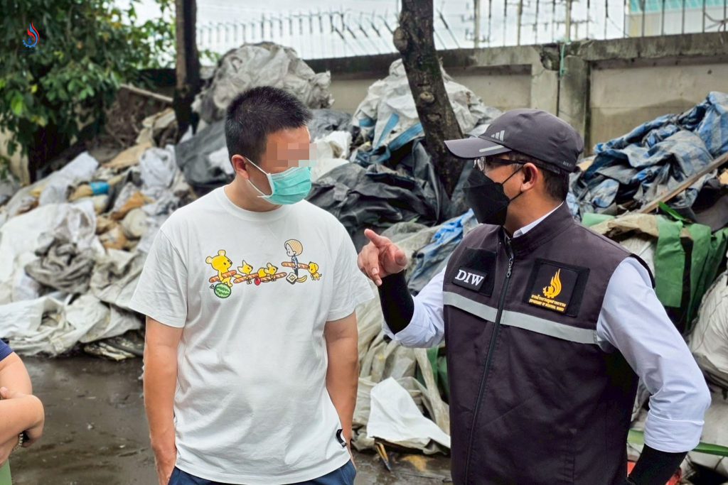 สั่งโรงงานหยุดการประกอบกิจการโรงงานทั้งหมดทันที รวมทั้งให้โรงงานชี้แจงเกี่ยวกับชนิด ปริมาณ และแหล่งที่มาของกองวัตถุดิบให้ชัดเจน