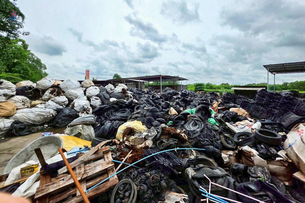 ตรวจพบการกองเก็บเศษยางรถยนต์ใช้แล้วนอกอาคารโรงงาน ทำให้น้ำชะที่เกิดจากการกองเก็บเศษยางรถยนต์ไหลระบายออกนอกบริเวณโรงงานโดยไม่ผ่านการบำบัด