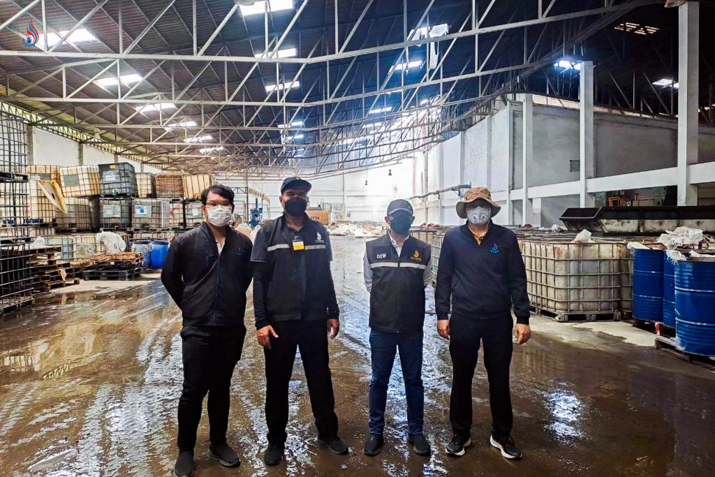 อธิบดีกรมโรงงานฯ ส่งทีมลุยตรวจสอบเพลิงไหม้โรงงานรีไซเคิลย่านบางขุนเทียน ลั่น! ต้องไม่กระทบประชาชน