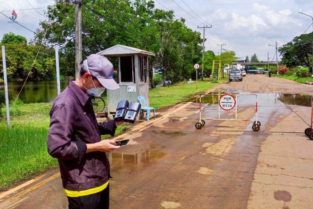 ตรวจวัดคุณภาพอากาศด้วยเครื่องมือตรวจวัดภาคสนาม บริเวณป้อมรักษาความปลอดภัยก่อนทางเข้าพื้นที่โรงงาน ไม่พบการปนเปื้อนในอากาศ