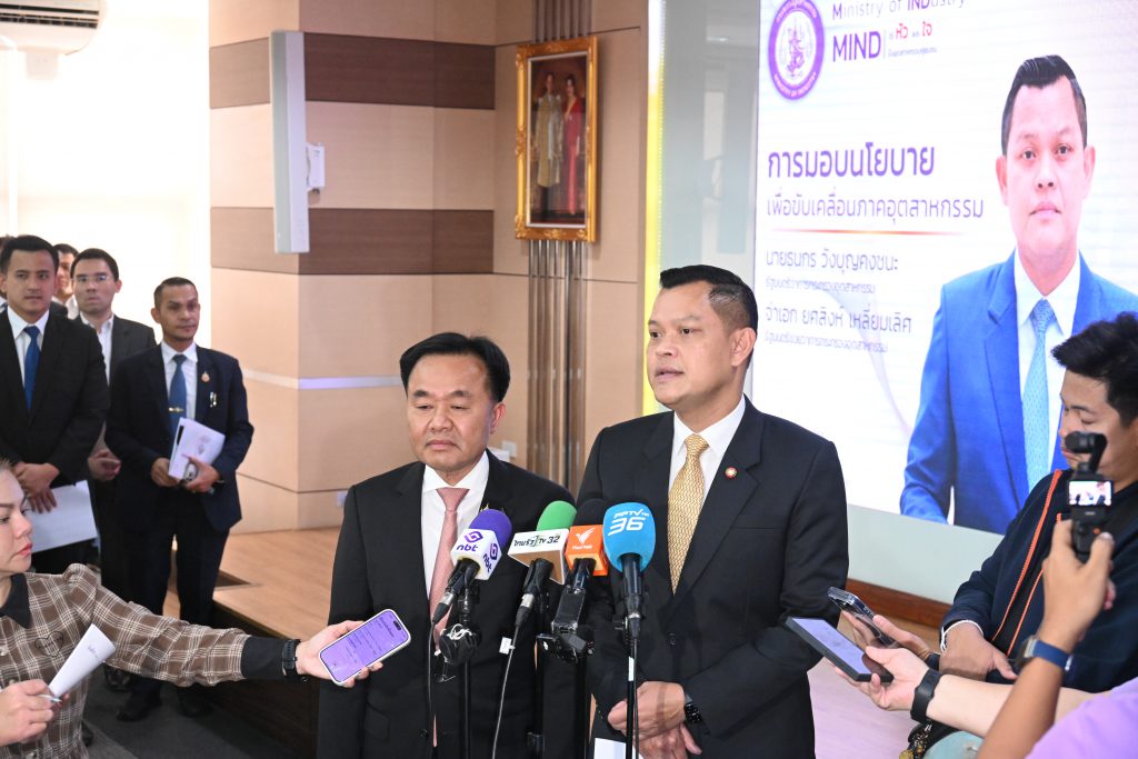 (ซ้าย-ขวา) จ่าเอก ยศสิงห์ เหลี่ยมเลิศ รัฐมนตรีช่วยว่าการกระทรวงอุตสาหกรรม และ ดร.ธนกร วังบุญคงชนะ รัฐมนตรีว่าการกระทรวงอุตสาหกรรม 