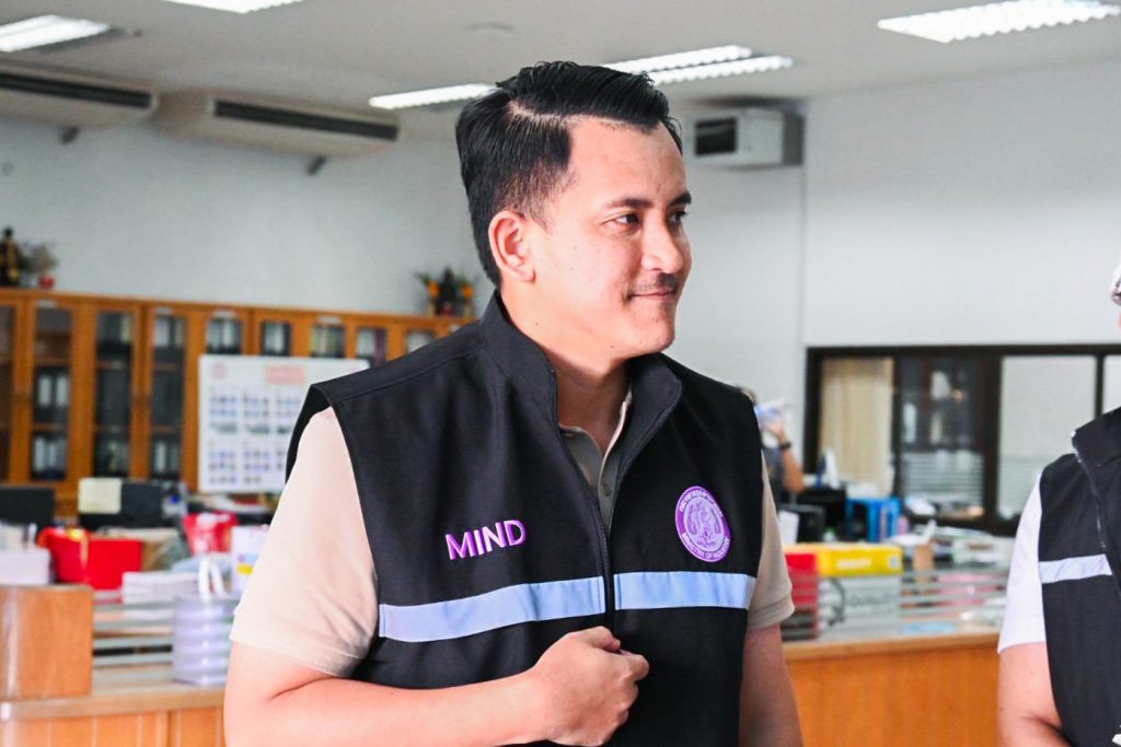 “ชุดเต็มเหนี่ยว” นำโดย นายฐาปกรณ์ กุลเจริญ เลขานุการรัฐมนตรีว่าการกระทรวงอุตสาหกรรม