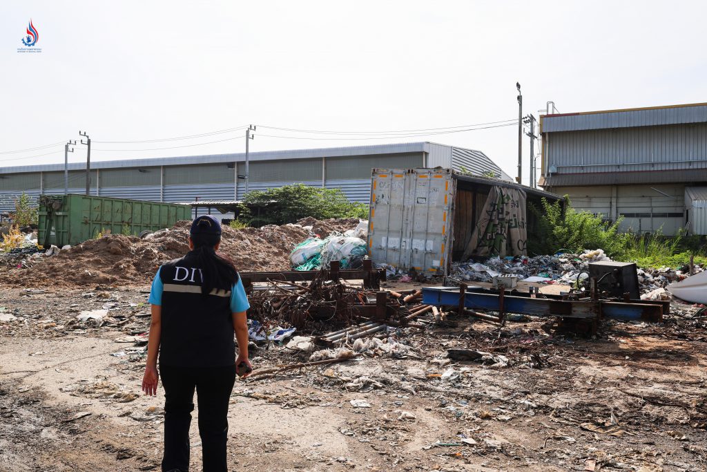 กองสิ่งปฏิกูลหรือวัสดุที่ไม่ใช้แล้วนอกอาคารโรงงาน