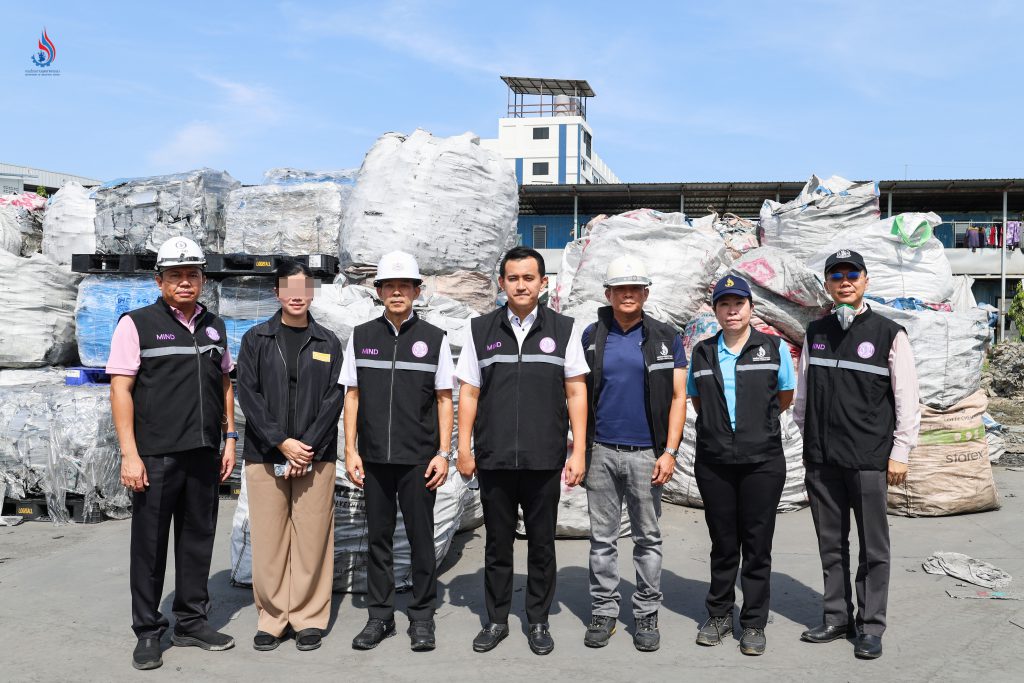 กรมโรงงานฯ ร่วม “ชุดเต็มเหนี่ยว” รุดตรวจโรงงานรีไซเคิลสมุทรปราการ หลังประชาชนร้องเรียนเดือดร้อน! พบทำผิด สั่งเร่งไขทันที
