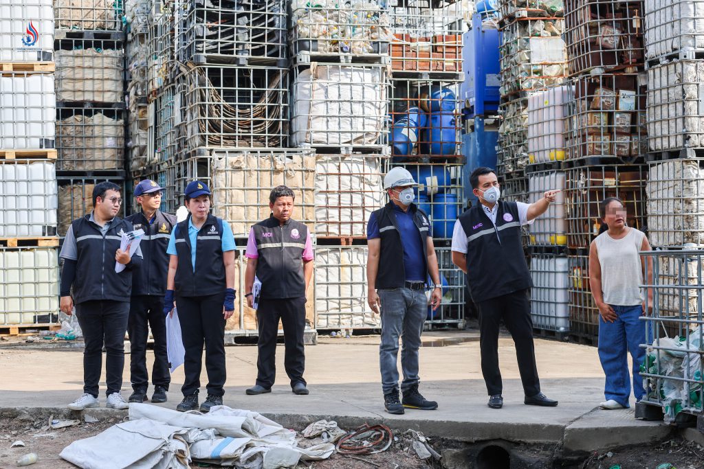 กรมโรงงานฯ ผนึกชุดเต็มเหนี่ยว ตรวจฟ้าผ่าโรงงานรีไซเคิล “ถังรุ่งเรือง” ชี้สั่งหยุดประกอบกิจการทันที! หลังพบสภาพสุ่มเสี่ยงกระทบสิ่งแวดล้อม
