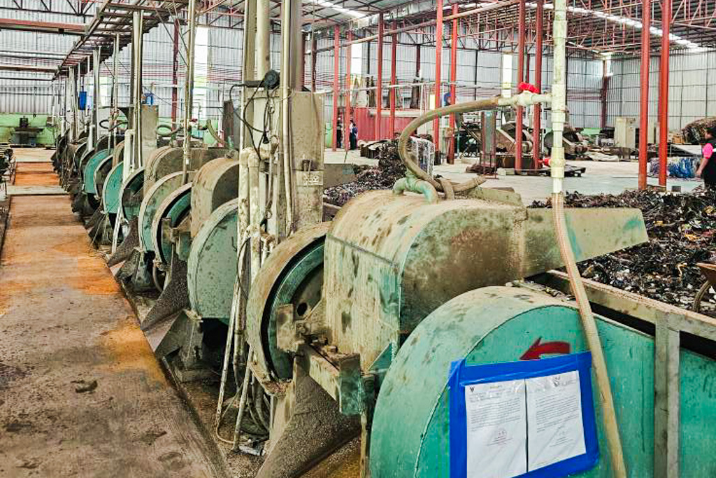 กรมโรงงานฯ ลงพื้นที่โรงงานรีไซเคิลของ บริษัท เจิ้นซิง เมทัล จำกัด ตั้งอยู่หมู่ที่ 9 ตำบลเขาหินซ้อน อำเภอพนมสารคาม จังหวัดฉะเชิงเทรา เพื่อตรวจสอบการปฏิบัติตามข้อสั่งการจากการลงพื้นที่เมื่อวันที่ 27 มิถุนายน 2568 และติดตามแก้ไขปัญหาอุตสาหกรรมอย่างเข้มข้น ตามนโยบาย “เปิดเร็ว-ปิดเร็ว-พึ่งพาได้”