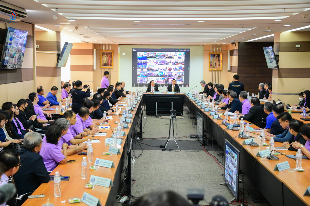 ดร.ธนกร วังบุญคงชนะ รัฐมนตรีว่าการกระทรวงอุตสาหกรรม พร้อมด้วย จ่าเอก ยศสิงห์ เหลี่ยมเลิศ รัฐมนตรีช่วยว่าการกระทรวงอุตสาหกรรม เป็นประธานการประชุมผู้บริหารระดับสูงของกระทรวงอุตสาหกรรม นัดแรก เพื่อมอบนโยบายสำคัญและทิศทางการดำเนินงานให้แก่ข้าราชการและผู้บริหารระดับสูงของกระทรวงอุตสาหกรรม ณ ห้องประชุม อก.1 อาคารสำนักงานปลัดกระทรวงอุตสาหกรรม