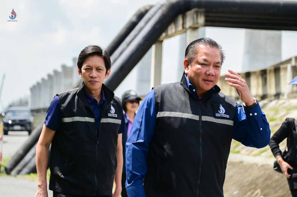 (ซ้าย-ขวา) นายปณตสรรค์ สูจยานนท์ รองอธิบดีกรมโรงงานอุตสาหกรรม และนายพรยศ กลั่นกรอง อธิบดีกรมโรงงานอุตสาหกรรม