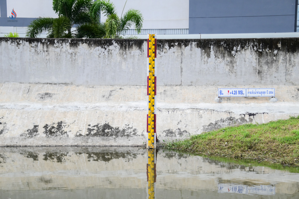 ในส่วนพื้นที่รอบนอกเขื่อนกั้นน้ำ ผู้ประกอบการในนิคมฯ จัดตั้งศูนย์ช่วยเหลือผู้ประสบอุทกภัยโดยร่วมสนับสนุนงบประมาณ ถุงยังชีพ เครื่องอุปโภคบริโภคที่จำเป็นเพื่อมอบให้กับชุมชน