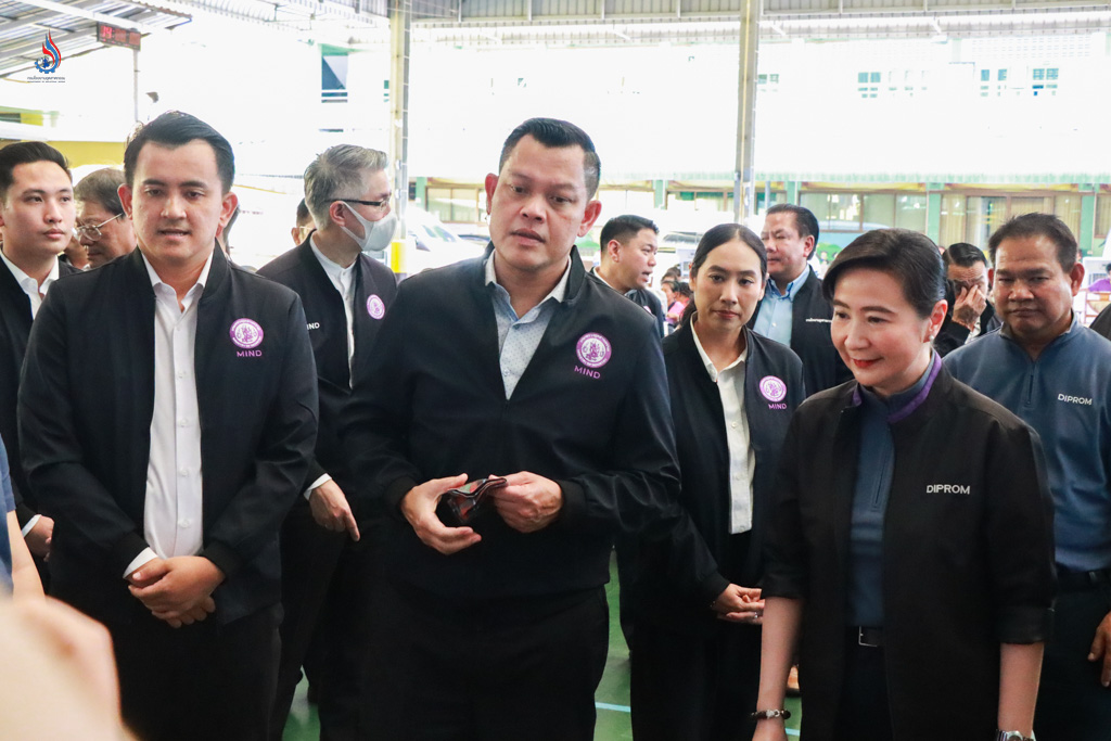 รัฐมนตรีว่าการกระทรวงอุตสาหกรรม เปิดเผยว่า กระทรวงอุตสาหกรรมให้ความสำคัญกับการสร้างความเข้มแข็งของเศรษฐกิจฐานราก เน้นการสร้างรายได้ให้ชุมชน สามารถเติบโตและพึ่งพาตนเองได้อย่างยั่งยืน 