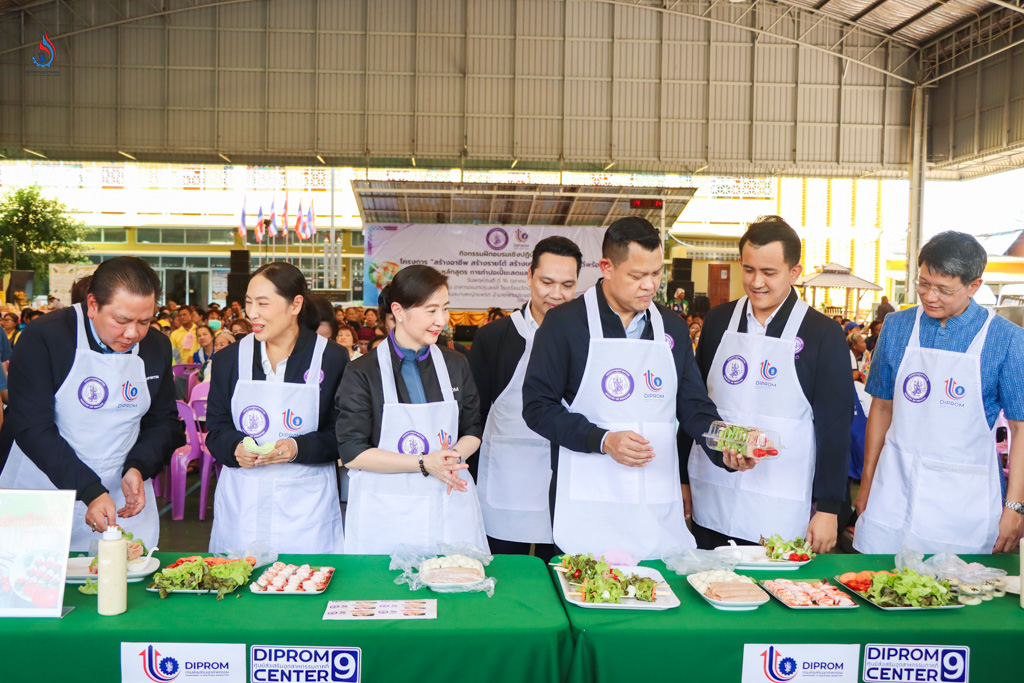 วันนี้เป็นการฝึกอบรมเรียนรู้ทักษะอาชีพใหม่ผ่านหลักสูตร “การทำปอเปี๊ยะสด” และ “สลัดเสียบไม้” จากการนำวัตถุดิบในท้องถิ่นมาเพิ่มมูลค่าด้วยภูมิปัญญาและวัฒนธรรมเป็นผลิตภัณฑ์อาหาร 