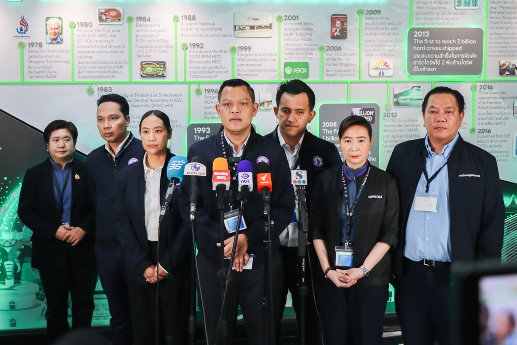 “ผมเชื่อมั่นว่าอุตสาหกรรมอิเล็กทรอนิกส์อัจฉริยะของไทยมีศักยภาพสูง และคนไทยมีความสามารถไม่แพ้ชาติใดในโลก หากทุกภาคส่วนร่วมมือกัน ทั้งภาครัฐ ภาคเอกชน และสถาบันการศึกษา ไทยจะสามารถก้าวขึ้นเป็นฐานการผลิตเทคโนโลยีขั้นสูงของโลกได้อย่างมั่นคง” รัฐมนตรีฯ ธนกร กล่าว