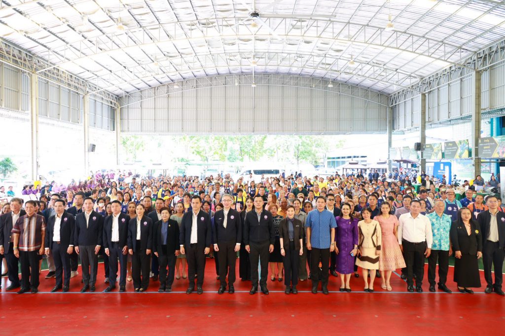 นายธนกร วังบุญคงชนะ รัฐมนตรีว่าการกระทรวงอุตสาหกรรม ให้เกียรติเป็นประธานเปิดกิจกรรมฝึกอบรมเชิงปฏิบัติการ “โครงการสร้างอาชีพ สร้างรายได้ สร้างเศรษฐกิจชุมชนให้ดีพร้อม” โดยมี ผู้แทนจากหน่วยงานเครือข่ายพันธมิตรในพื้นที่ และประชาชน รวมกว่า 300 ราย เข้าร่วมกิจกรรม ณ โรงเรียนวัดบางหญ้าแพรก จังหวัดสมุทรปราการ