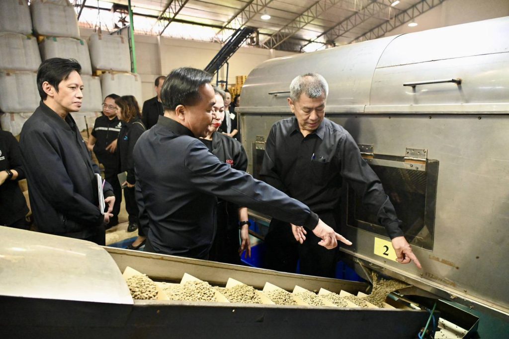 ลงพื้นที่ตรวจติดตามการประกอบกิจการคั่ว-บดเมล็ดกาแฟ ของ บริษัท เค.วี.เอ็น.อิมปอร์ตเอกซ์ปอร์ต (1991) จำกัด ในตำบลพิมพา อำเภอบางปะกง จังหวัดฉะเชิงเทรา