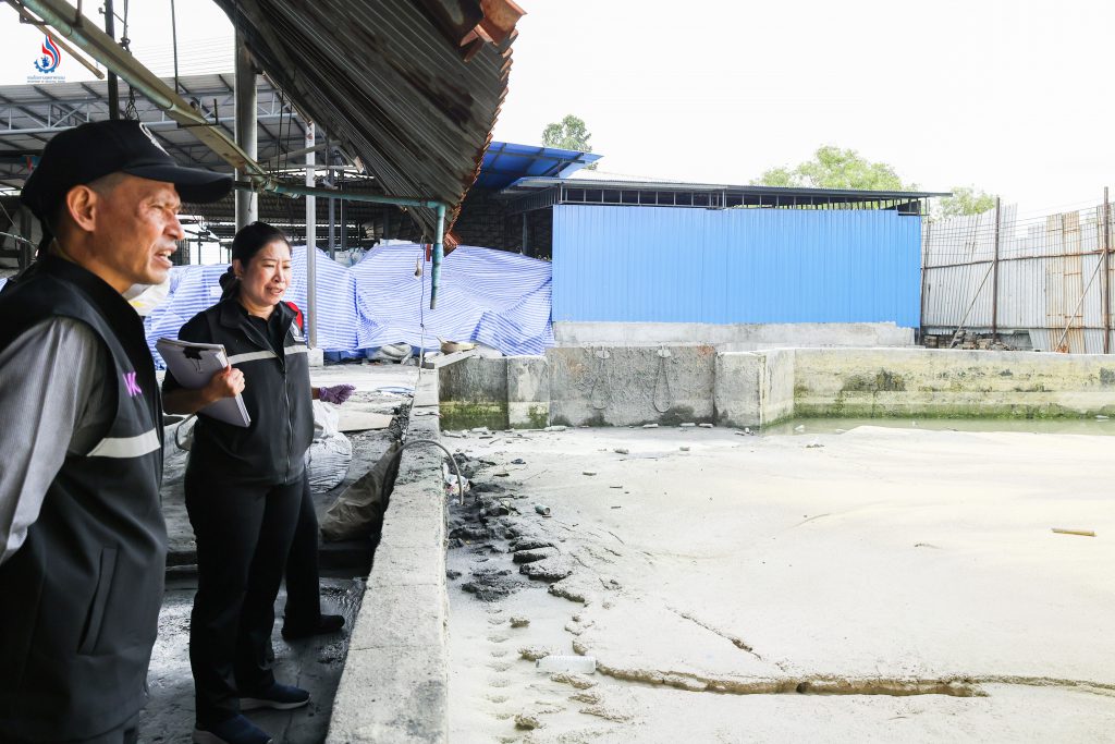 มีตะกอนจำนวนมากสะสมอยู่ในระบบบำบัดน้ำเสียจนบ่อตื้นเขินโดยยังไม่นำออกไปจัดการนอกบริเวณโรงงานให้ถูกต้อง