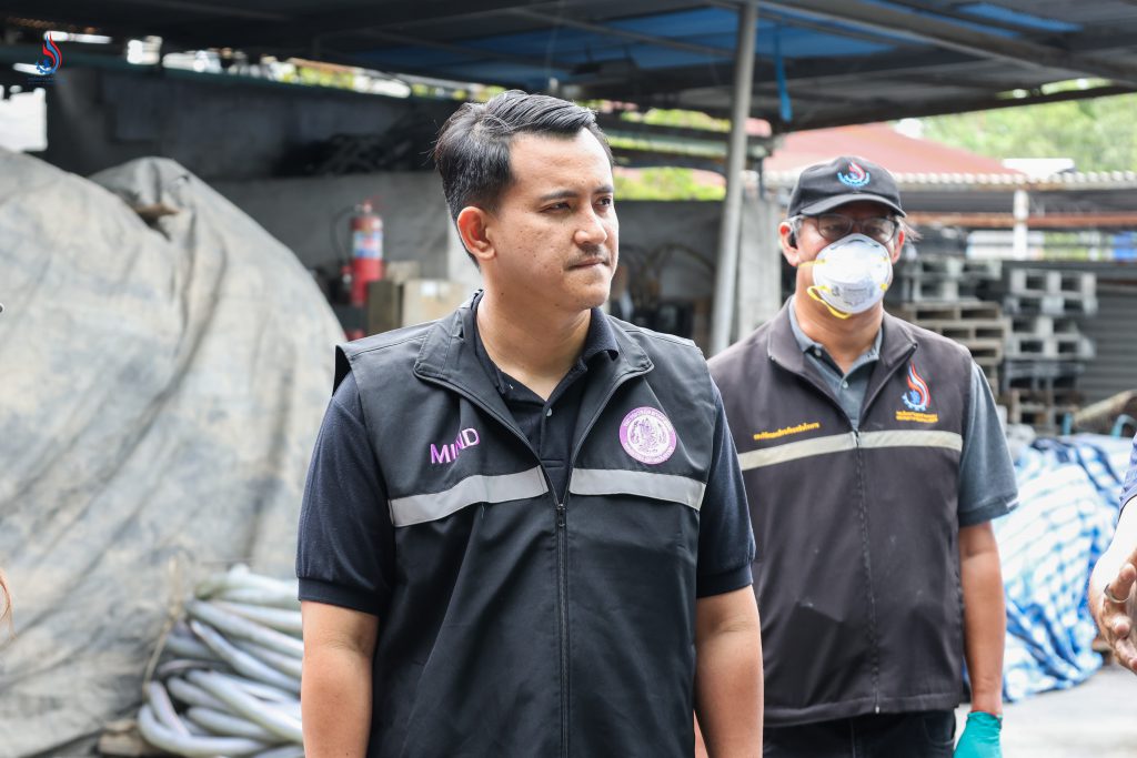 “ทีมเต็มเหนี่ยว” นำโดย นายฐาปกรณ์ กุลเจริญ เลขานุการรัฐมนตรีว่าการกระทรวงอุตสาหกรรม