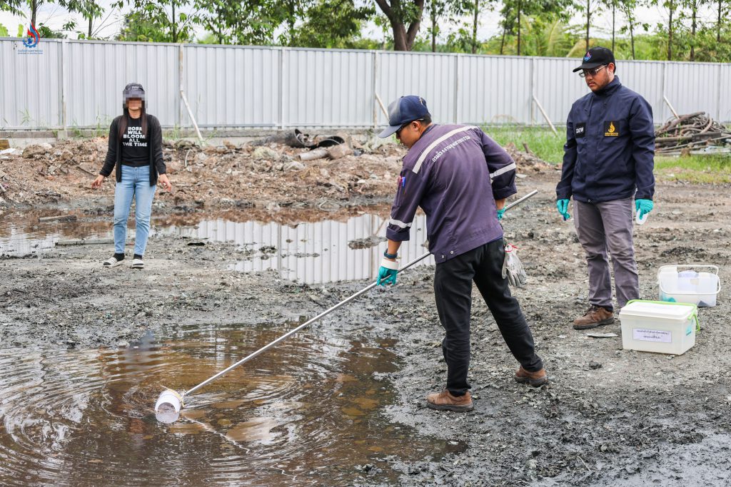 เจ้าหน้าที่ศูนย์วิจัยและเตือนภัยมลพิษโรงงานภาคตะวันออกได้เก็บตัวอย่างน้ำและตะกอนดินเพื่อนำไปตรวจวิเคราะห์ประกอบการดำเนินคดีทางกฎหมาย