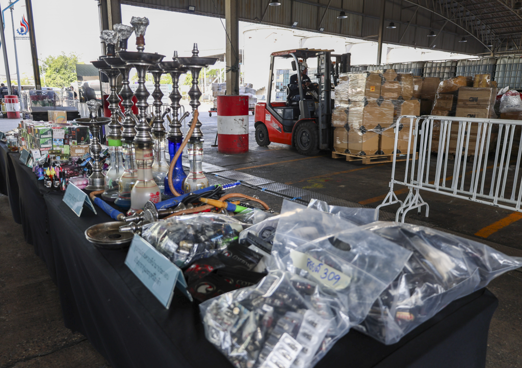 ของกลางที่เข้าสู่กระบวนการทำลายในครั้งนี้ สคบ. ได้จับกุม ยึด และอายัดจากผู้ประกอบธุรกิจ ประกอบด้วย สินค้าอันตราย บุหรี่ไฟฟ้า น้ำยาสำหรับเติมบุหรี่ไฟฟ้า และอุปกรณ์ส่วนควบต่าง ๆ ที่นำมาประกอบเป็นบุหรี่ไฟฟ้า