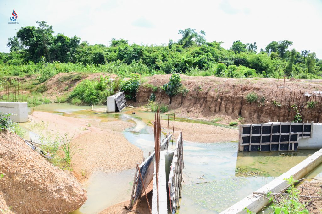 บริษัทฯ ได้ยื่นคำขออนุญาตประกอบกิจการโรงงานต่อสำนักงานอุตสาหกรรมจังหวัดเพชรบุรี (สอจ.เพชรบุรี) และได้มีการติดประกาศรับฟังความคิดเห็นของประชาชนตามขั้นตอน ปรากฏว่ามีผู้คัดค้านการตั้งโรงงาน