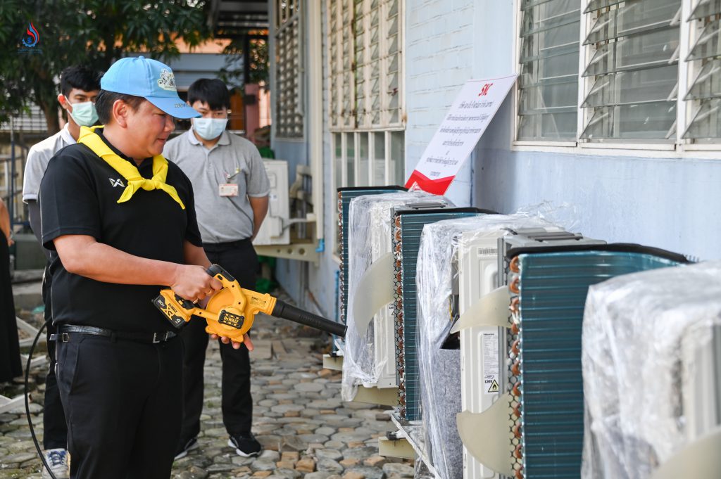 ทำความสะอาดและล้างเครื่องปรับอากาศของอาคาร 100 ปี