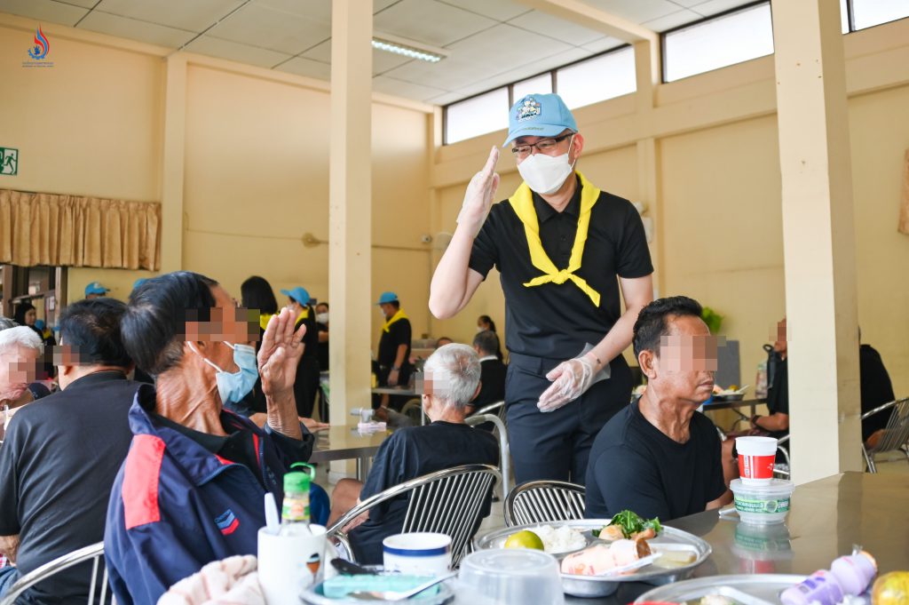 เลี้ยงอาหารกลางวันแก่ผู้สูงอายุ