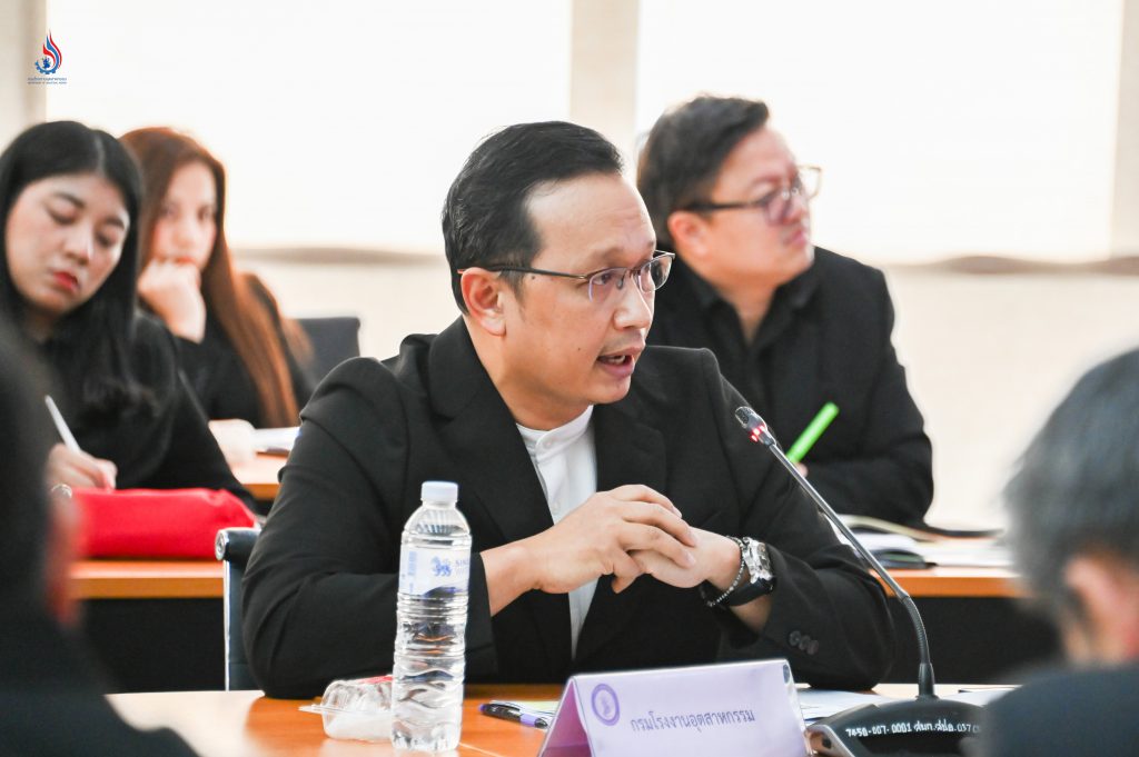 นายธีรทัศน์ อิศรางกูร ณ อยุธยา รองอธิบดีกรมโรงงานอุตสาหกรรม นำเสนอภาพรวมคำของบประมาณของกรมโรงงานอุตสาหกรรม