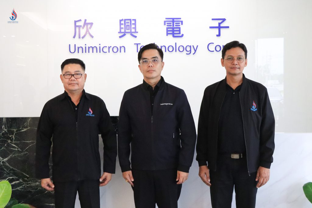 อธิบดีกรมโรงงานอุตสาหกรรม มอบหมายให้ นายอำนาจ เหมะสถล ผู้อำนวยการกองบริการงานอนุญาตโรงงาน 2 (คนกลาง) ร่วมคณะกระทรวงอุตสาหกรรม 