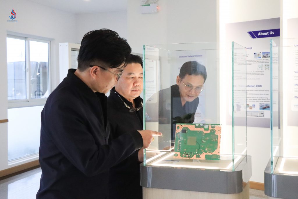 บริษัท ยูนิไมครอน (ประเทศไทย) จำกัด เป็นผู้ผลิตแผงวงจรอิเล็กทรอนิกส์ (PCB) รายใหญ่ของโลก และมีการลงทุนในประเทศไทยเพื่อผลิตแผงวงจรอิเล็กทรอนิกส์เทคโนโลยีขั้นสูงที่ใช้ในอุตสาหกรรมต่าง ๆ ทำให้เกิดการลงทุนและสร้างการเติบโตของภาคเศรษฐกิจในจังหวัดฉะเชิงเทรา