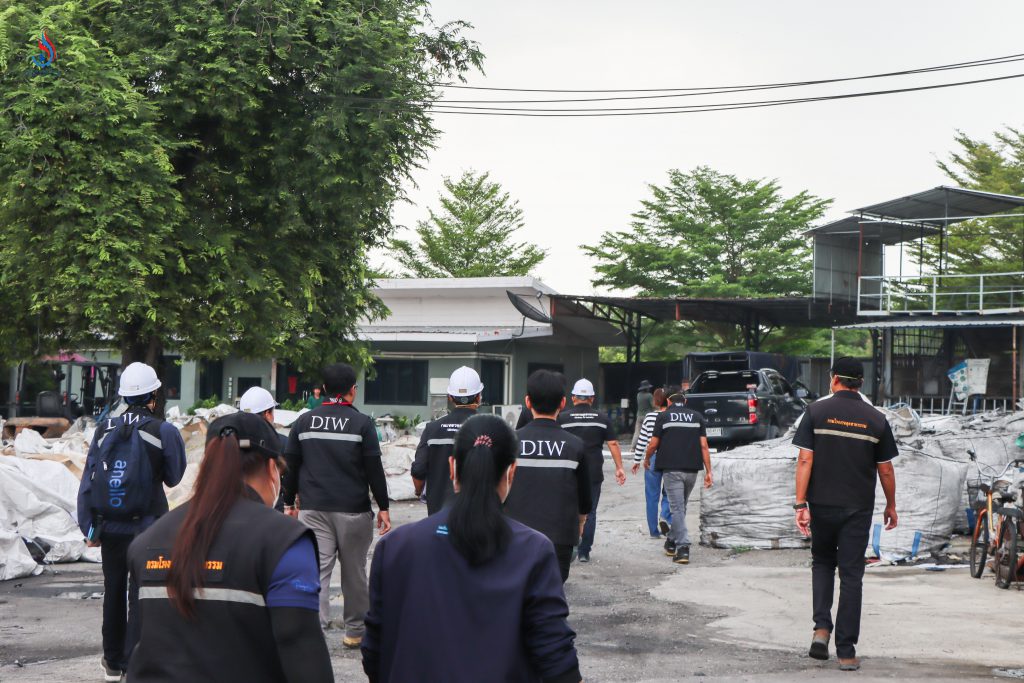 หากประชาชนพบเห็นปัญหาหรือเหตุต้องสงสัยเกี่ยวกับการประกอบการอุตสาหกรรมที่ไม่ถูกต้อง หรือโรงงานเถื่อน หรือโรงงานที่ทำให้เดือดร้อน สามารถแจ้งเรื่องร้องเรียนได้ที่แอปพลิเคชันไลน์ “แจ้งอุต” ภายใต้ Traffy Fondue (https://landing.traffy.in.th/?key=gmyeYDBV) เปิดรับเรื่องทุกวัน ตลอด 24 ชั่วโมง