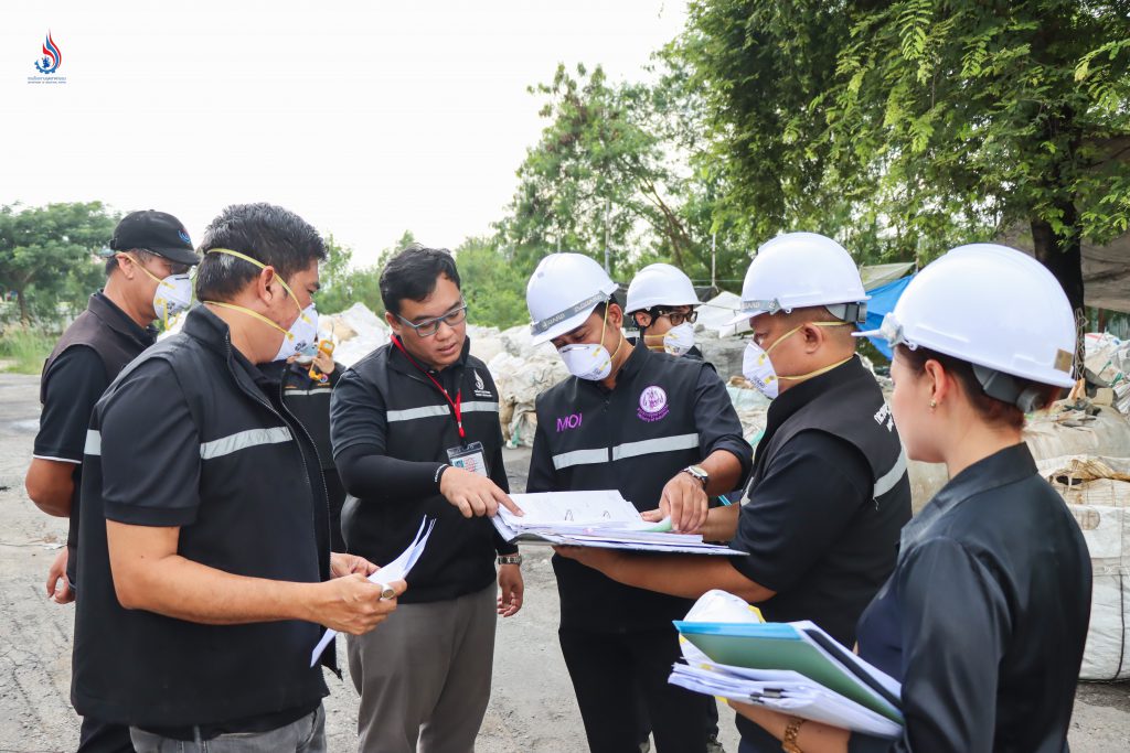สำนักงานอุตสาหกรรมจังหวัดระยอง จึงสั่งการให้โรงงานทั้ง 2 แห่ง ระงับการกระทำที่ฝ่าฝืนทันที และเร่งรัดให้มีการปรับปรุงแก้ไขการประกอบกิจการให้เป็นไปตามพระราชบัญญัติโรงงาน พ.ศ. 2535 และที่แก้ไขเพิ่มเติม เพื่อบรรเทาความเดือดร้อนของประชาชนในพื้นที่อย่างทันท่วงที