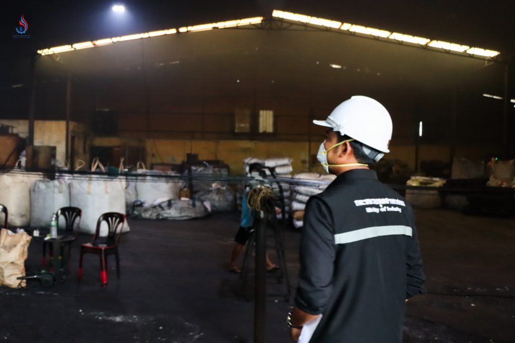 ขณะลงพื้นที่ “บริษัท พีอาร์เอ็ม อินดัสทรี จำกัด” พบการประกอบกิจการ มีกลิ่นเหม็นรุนแรง