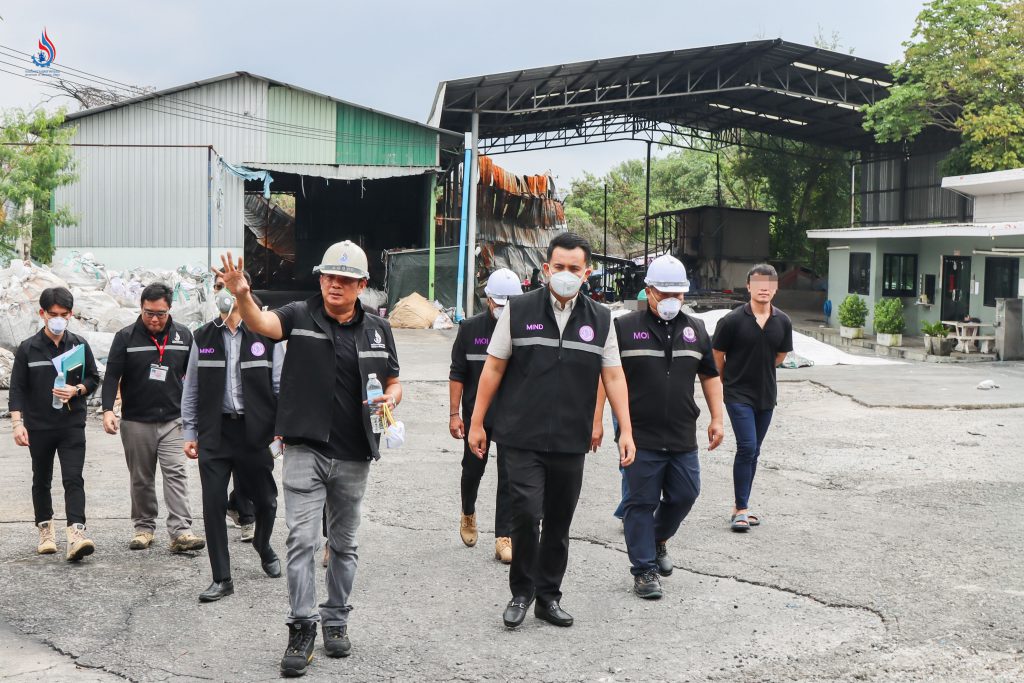 “ทีมเต็มเหนี่ยว” นำโดย นายฐาปกรณ์ กุลเจริญ เลขานุการรัฐมนตรีว่าการกระทรวงอุตสาหกรรม ร่วมด้วย นายบวรวิทย์ อัครจันทโชติ ผู้อำนวยการกองตรวจราชการ สำนักงานปลัดกระทรวงอุตสาหกรรม และนายประสม ดำรงพงษ์ ผู้อำนวยการกองพัฒนาระบบมาตรฐานงานกำกับโรงงาน กรมโรงงานอุตสาหกรรม
