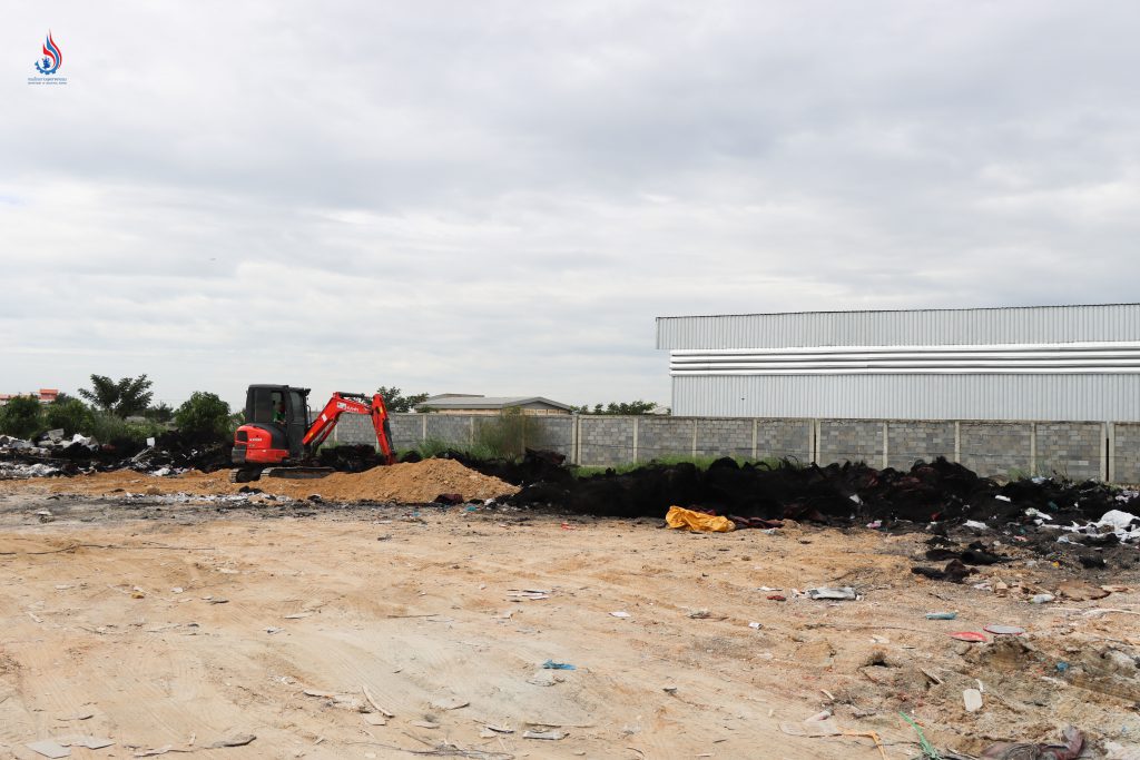 นำไปฝังกลบปะปนกับกากของเสียจากโรงงานอื่นแล้วนำดินและทรายปิดทับในที่ดินเอกชนซึ่งอยู่ไม่ไกลจากโรงงาน เดิมเป็นบ่อเลี้ยงปลา พื้นที่ประมาณ 5 ไร่ ในตำบลบางปลา อำเภอบางพลี จังหวัดสมุทรปราการ