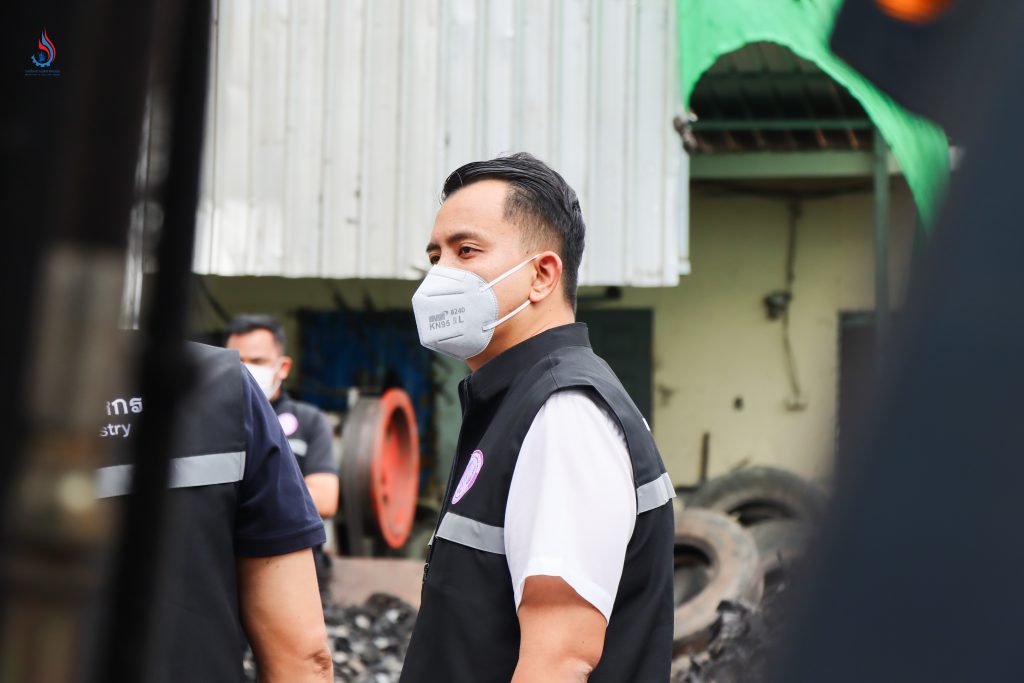 “ทีมเต็มเหนี่ยว” นำโดย นายฐาปกรณ์ กุลเจริญ เลขานุการรัฐมนตรีว่าการกระทรวงอุตสาหกรรม