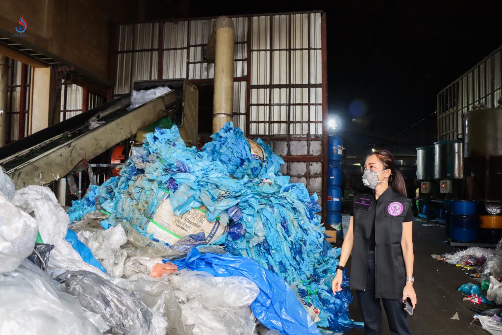 นางสาวภาดาท์ วรกานนท์ ที่ปรึกษารัฐมนตรีช่วยว่าการกระทรวงอุตสาหกรรม เข้าตรวจสอบพบการประกอบกิจการเดินเครื่องจักรหล่อหลอมพลาสติก 