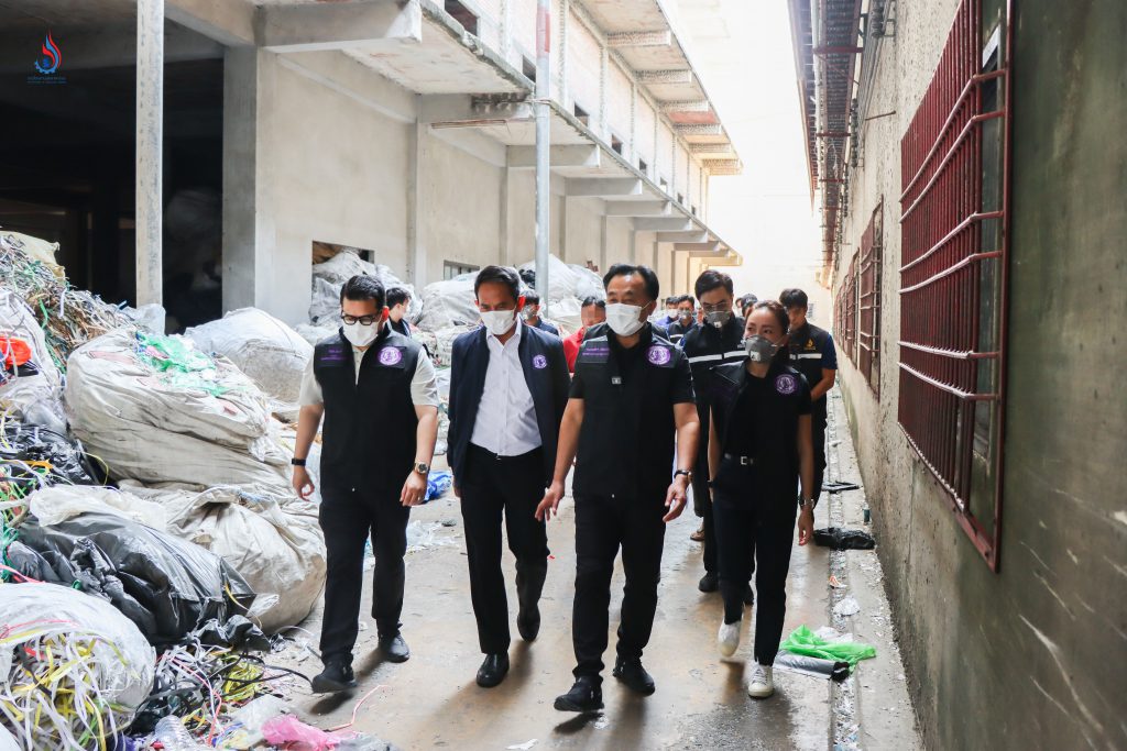 พบการกองเก็บวัตถุดิบผลิตภัณฑ์จำพวกเศษพลาสติกภายนอกอาคาร