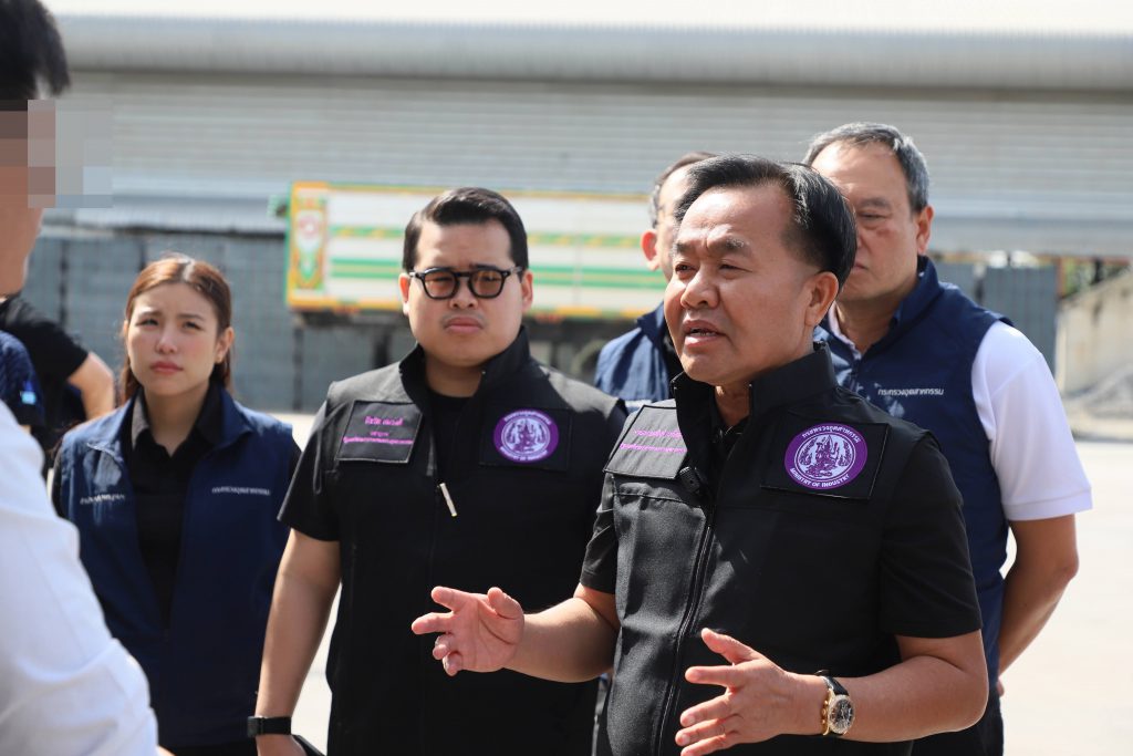 คณะผู้บริหารกระทรวงอุตสาหกรรม นำโดย จ่าเอก ยศสิงห์ เหลี่ยมเลิศ รัฐมนตรีช่วยว่าการกระทรวงอุตสาหกรรม และนายพีรวัส สมวงศ์ เลขานุการรัฐมนตรีช่วยว่าการกระทรวงอุตสาหกรรม 