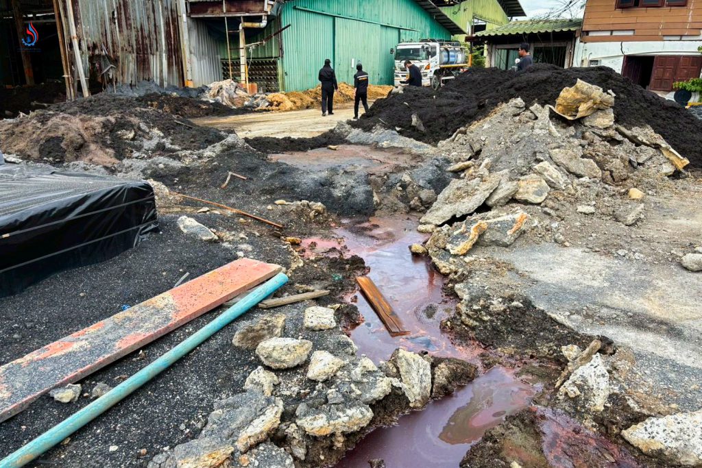 เจ้าหน้าที่จึงแนะนำให้ผู้รับจ้างทำคันกั้นแยกน้ำฝน–น้ำปนเปื้อน และเร่งสูบถ่ายในพื้นที่ตามข้อกำหนดในสัญญาให้แล้วเสร็จก่อน เพื่อควบคุมการดำเนินงานไม่ให้กระทบต่อสิ่งแวดล้อมและชุมชน