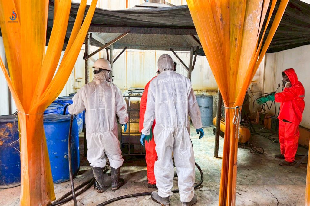 คณะกรรมการตรวจรับงานฯ ได้กำชับให้ผู้รับจ้างปรับสภาพกากอุตสาหกรรม อาทิ ตะกอนน้ำมัน และของเหลวประเภทกรด ให้ไม่เป็นอันตรายก่อนจัดเก็บใส่ภาชนะ